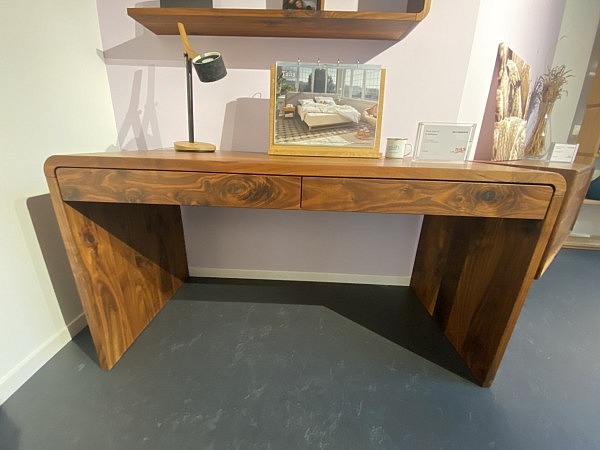 Tisch „com:ci“ – Wildnuss – Einzelstück aus Ausstellung (Z..