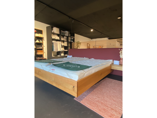 Hüsler Bett „Onira“ mit Kopfteil Opera – Einzelstück (Zürich)