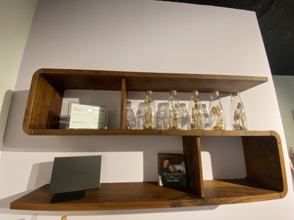 S-förmiges Wandregal „com:ci“ – 2 Ausstellungsstücke (Züri..