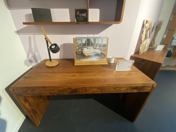 Tisch „com:ci“ – Wildnuss – Einzelstück aus Ausstellung (Z..