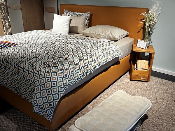 Hüsler Nest Dream Swiss Lederbett mit Kopfteil – 180 x 200..